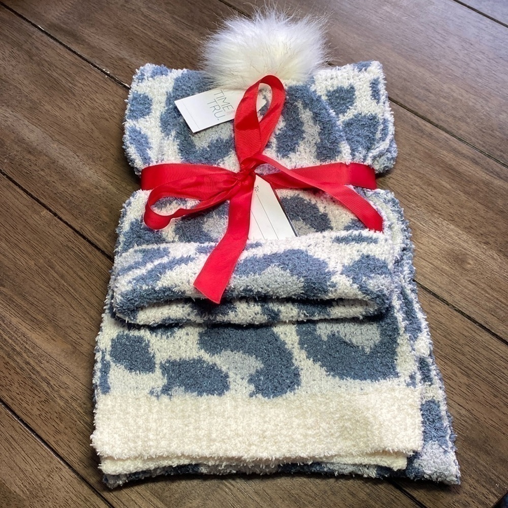 Time And Tru Gray Snow Leopard Animal Print Soft Knit Hat And Scarf Set NWT